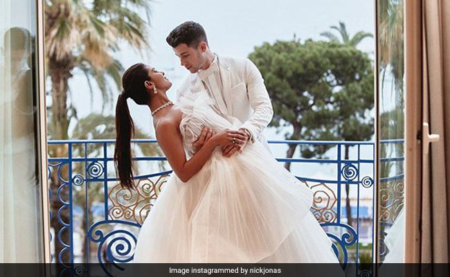 प्रियंका चोपड़ा की लव स्टोरी को हुआ एक साल, लेकिन पति निक ने उन्हें इनके साथ छोड़ दिया अकेला