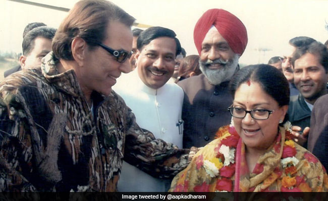 धर्मेंद्र ने राजस्थान की पूर्व मुख्यमंत्री वसुंधरा राजे को लेकर किया ट्वीट, यूं छलका बॉलीवुड स्टार का दर्द