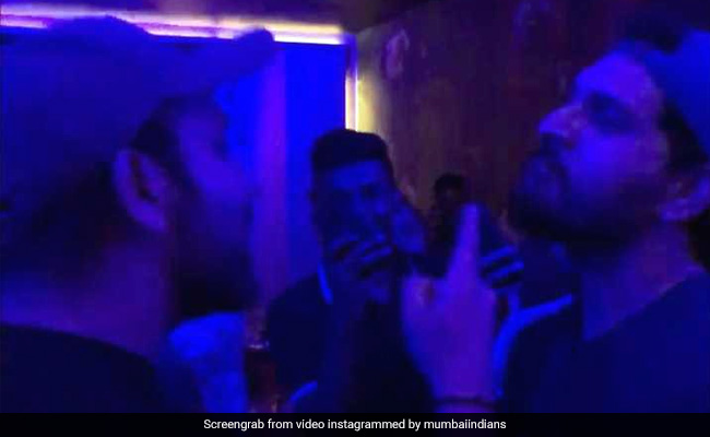 IPL 2019: चैम्पियन बनने के बाद रोहित शर्मा ने सुनाया RAP, युवराज सिंह ने ऐसे लिए मजे, देखें VIDEO