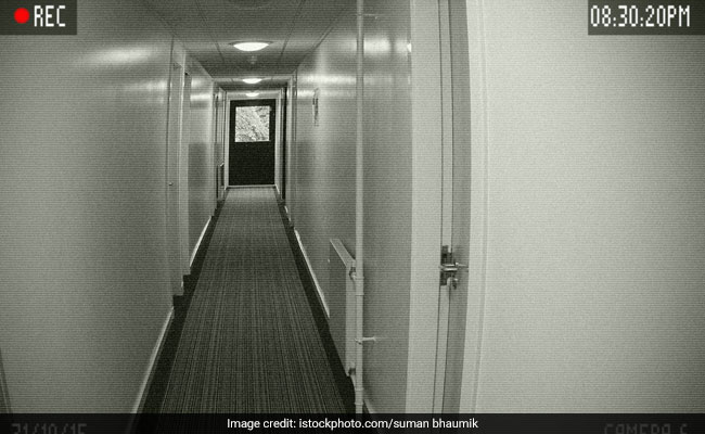 होटल के कमरे में लगाया था खुफिया कैमरा, महिला ने जब पंखा चलाया तो उड़ गए होश होटल के कमरे में लगाया था खुफिया कैमरा, महिला ने जब पंखा चलाया तो उड़ गए होश