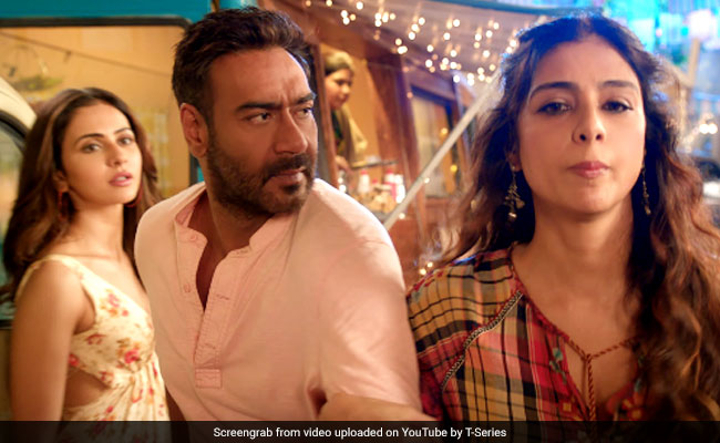 <i>De De Pyaar De</i> Song <i>Mukhda Vekh Ke</i>: Ajay Devgn Is Caught Between Rakul Preet Singh And Tabu