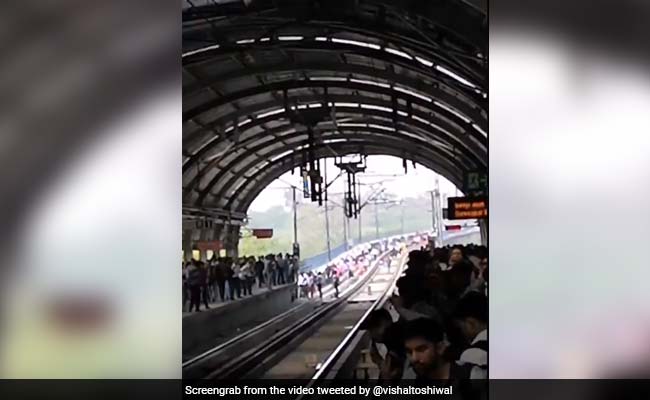 Delhi Metro रुकी तो ट्रैक पर चल दिए लोग, ट्रकों में भरकर पहुंचे ऑफिस, देखें VIRAL VIDEO