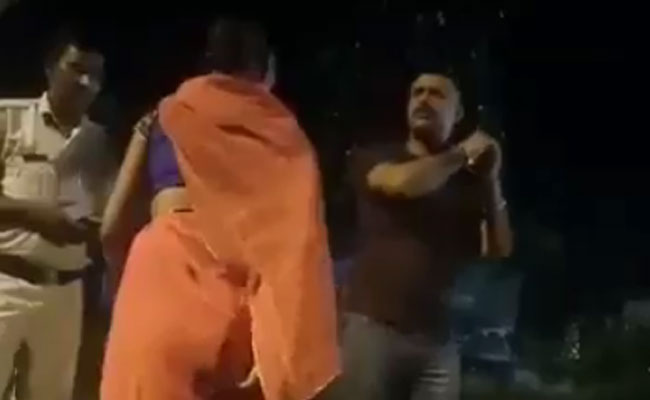 महिला को बेल्ट से पीटने वाले पांच पुलिस कर्मियों पर मामला दर्ज