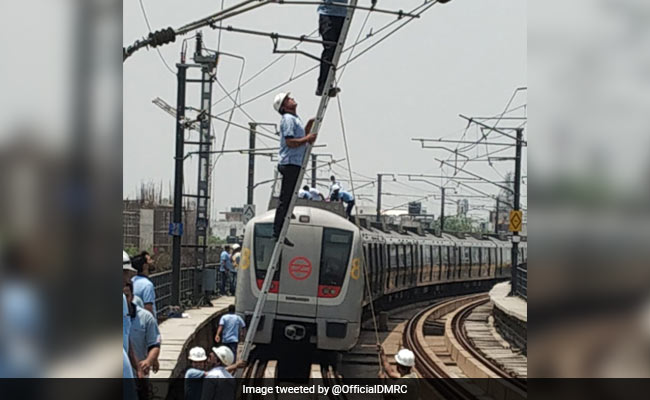 दिल्ली मेट्रो की येलो लाइन की रफ्तार रुकी, स्टेशन पर दिखाई दी भारी भीड़