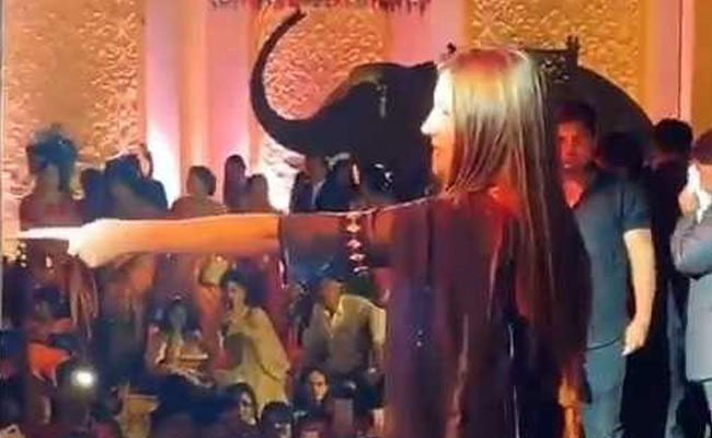 सपना चौधरी ने हरियाणवी गाने 'वो किसी और ने चाहवे से' पर किया धमाकेदार डांस, बार-बार देखा जा रहा Video