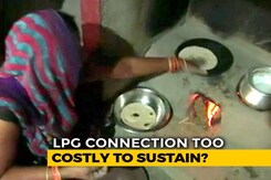 Despite PM's <i>Ujjwala Yojana</i>, Many In UP Villages Still Cooking On Stoves Despite PM's <i>Ujjwala Yojana</i>, Many In UP Villages Still Cooking On Stoves