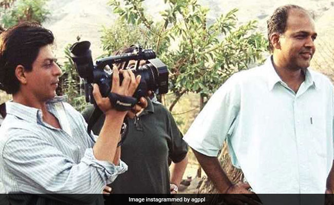 Roles Reversed On <i>Swades</i> Set: When Shah Rukh Khan 'Took Over' The Camera To Shoot His Director