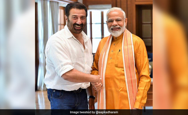 लोकसभा चुनाव रुझान में BJP के शानदार प्रदर्शन पर धर्मेंद्र ने पीएम को बताया 'फकीर बादशाह', बोले- अच्छे दिन...