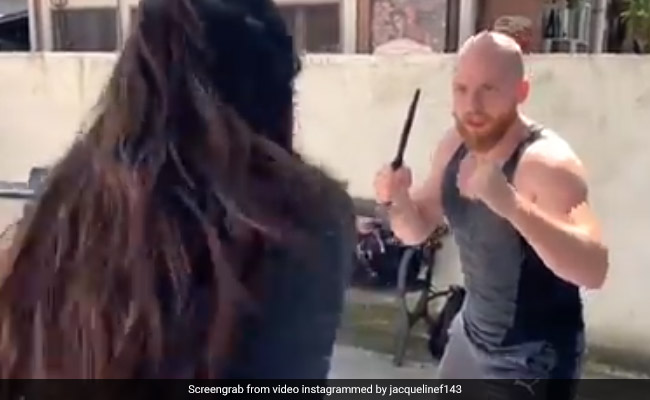 सलमान खान की एक्ट्रेस पर दो शख्स ने चाकू से किया हमला, पंगा लेना पड़ा महंगा- देखें Video सलमान खान की एक्ट्रेस पर दो शख्स ने चाकू से किया हमला, पंगा लेना पड़ा महंगा- देखें Video