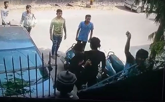 घर के बाहर पेशाब करने को मना किया तो बुजुर्ग का सिर फोड़ दिया