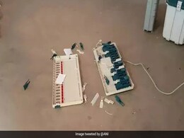 बिहार: छपरा के एक पोलिंग बूथ पर तोड़ी गई EVM, पुलिस ने आरोपी को दबोचा बिहार: छपरा के एक पोलिंग बूथ पर तोड़ी गई EVM, पुलिस ने आरोपी को दबोचा