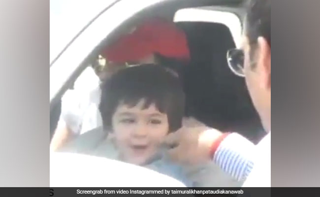 गालों को छूने पर तैमूर अली खान को आया गुस्सा, फिर शख्स से यूं लिया बदला- देखें Video गालों को छूने पर तैमूर अली खान को आया गुस्सा, फिर शख्स से यूं लिया बदला- देखें Video