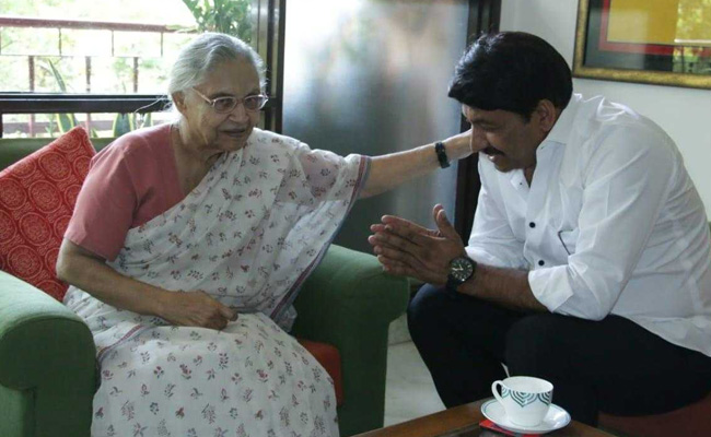 शीला दीक्षित के खिलाफ पार्टी प्रभारी पीसी चाको और दिल्ली कांग्रेस समिति के तीनों कार्यकारी अध्यक्षों ने की शिकायत