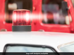 रौब झाड़ने के लिए गाड़ी पर लगाई लालबत्ती, पुलिस ने पकड़ा तो निकलकर भागने लगे, फिर हुआ कुछ ऐसा रौब झाड़ने के लिए गाड़ी पर लगाई लालबत्ती, पुलिस ने पकड़ा तो निकलकर भागने लगे, फिर हुआ कुछ ऐसा