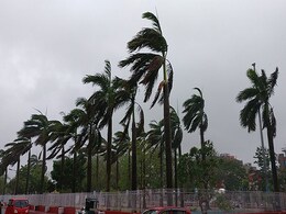 Cyclone Fani: भारी बारिश, तेज़ हवाएं, बत्ती गुल और अशांत समुद्र, तस्वीरों में देखें तूफान फानी का कहर Cyclone Fani: भारी बारिश, तेज़ हवाएं, बत्ती गुल और अशांत समुद्र, तस्वीरों में देखें तूफान फानी का कहर