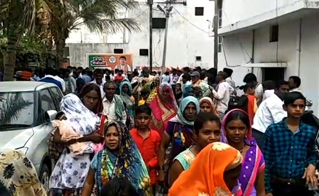 BJP सांसद वोट के लिए दे रहे थे रुपये, घर पर लगा था लोगों को हुजूम, मीडिया पहुंची तो भीड़ को खदेड़ा, देखें VIDEO