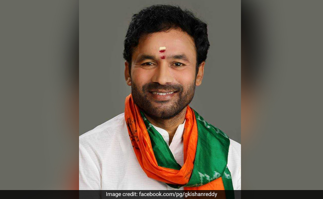 बीजेपी सांसद को बधाई देने के लिए शॉल और फूल लेकर पहुंचे लोग तो बोले- 'मुझे ये नहीं बल्कि...'