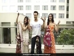 तारा सुतारिया और अनन्या पांडे के साथ कठपुतली से खेलते नजर आए टाइगर श्रॉफ, Video हुआ वायरल तारा सुतारिया और अनन्या पांडे के साथ कठपुतली से खेलते नजर आए टाइगर श्रॉफ, Video हुआ वायरल