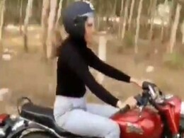 सपना चौधरी कर रहीं थी बुलेट की सवारी तभी गन्ने के रस वाले को देख किया कुछ ऐसा, अब वायरल हुआ Video सपना चौधरी कर रहीं थी बुलेट की सवारी तभी गन्ने के रस वाले को देख किया कुछ ऐसा, अब वायरल हुआ Video