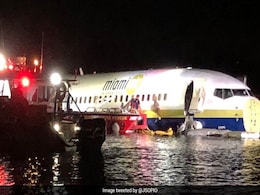 Boeing 737: अमेरिका में 136 यात्रियों को ले जा रहा बोइंग-737 विमान रनवे से फिसलकर नदी में गिरा Boeing 737: अमेरिका में 136 यात्रियों को ले जा रहा बोइंग-737 विमान रनवे से फिसलकर नदी में गिरा