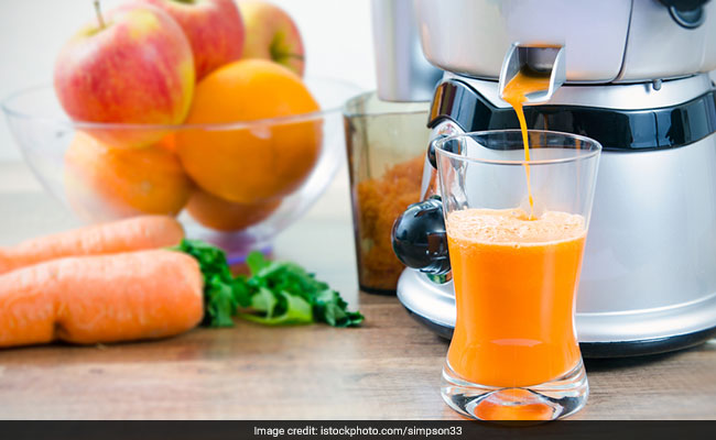 Drinking apple, beetroot and carrot juice can help detoxify the body