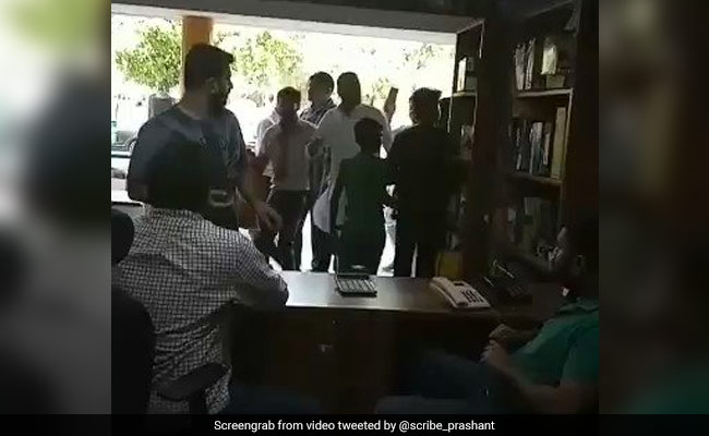 अनुपम खेर पहुंचे पत्नी के लिए वोट मांगने, दुकानवाले ने पूछा- क्या किया 5 साल में? हाथ जोड़े और... देखें VIDEO