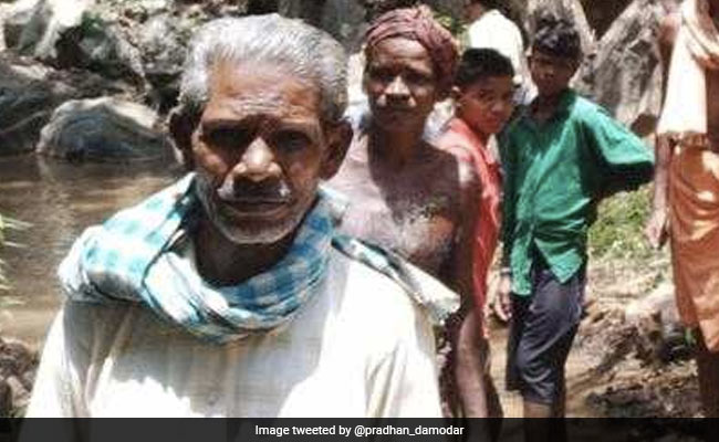 पद्मश्री मिलने के बाद नहीं मिल रहा काम, चींटे के अंडे खाने को मजबूर किसान, बकरी के बाड़े में लटकाया अवॉर्ड