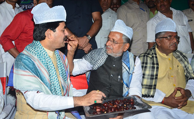 बिहार : आचार संहिता, इफ्तार और सियासी मायनों के फेर में फंसे सभी पार्टियों के नेता