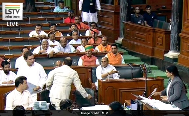 ...जब संसद सदस्य की शपथ लेने के बाद दस्तखत करना भूल गए राहुल गांधी, राजनाथ सिंह ने दिलाई याद