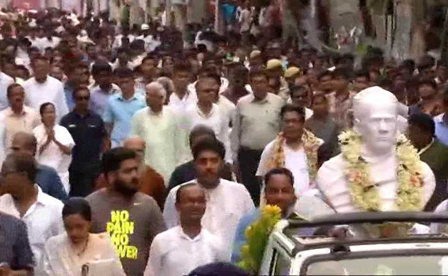 "Bengal Isn't Gujarat": Mamata Banerjee Unveils Icon's Statue, Shreds BJP