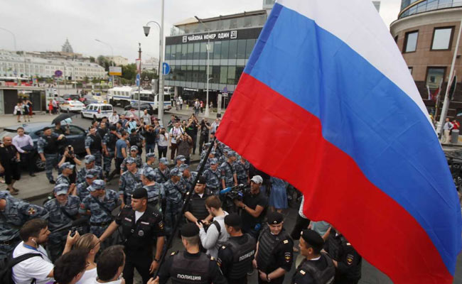 Russia Police Detain More Than 400 At Moscow Journalist Protest