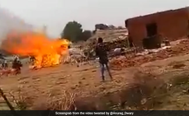 आंखों के सामने आशियाना ढहा तो आग में कूद गई महिला, वायरल हुआ Shocking Video