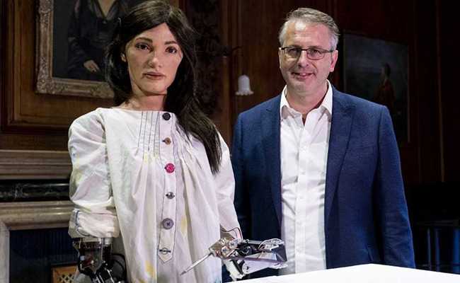 Billed As "One Of The Most Exciting Artists", She's Ultra-Realistic Robot