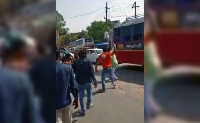 यूपी: सेना के दो जवानों को भीड़ ने बेरहमी के साथ लाठी-डंडों से पीटा, VIDEO आया सामने