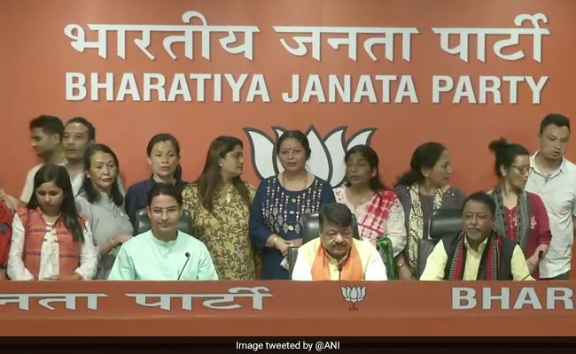 पश्चिम बंगाल की इस बड़ी पार्टी के 17 पार्षद बीजेपी में हुए शामिल