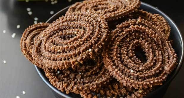 Diwali 2022 Snacks: इस दिवाली नमकीन में बनाएं क्रिस्पी और स्वाद से भरी चकली, यहां सीखें रेसिपी