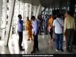 बारिश में 'स्टेच्यू ऑफ यूनिटी' की दर्शक गैलरी में भर गया पानी, वीडियो शेयर कर लोगों ने उठाए सवाल बारिश में 'स्टेच्यू ऑफ यूनिटी' की दर्शक गैलरी में भर गया पानी, वीडियो शेयर कर लोगों ने उठाए सवाल