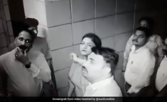 मुंबई में 'स्पेशल-26' की तर्ज पर आयकर अधिकारी बनकर पहुंचे बदमाश और 80 लाख रुपये लूट लिया, देखें- VIDEO