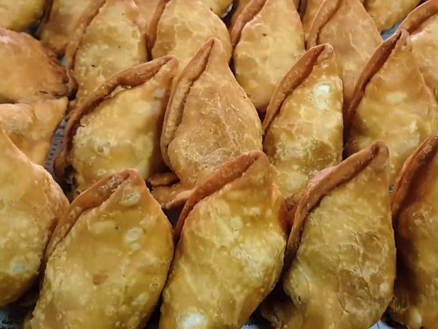 Delhi Street Food: 30 Different Types Of Samosas At A Stall In Moti Nagar
