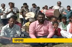 ढोल नगाड़ों के साथ पुल की मांग ढोल नगाड़ों के साथ पुल की मांग