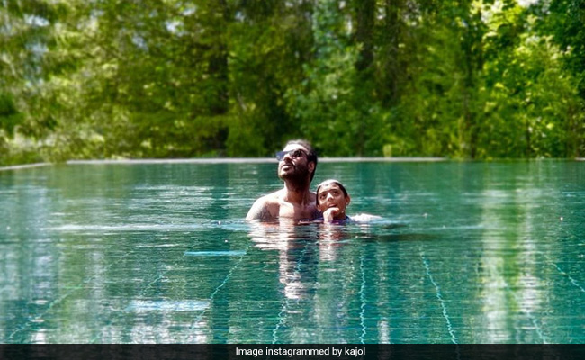 अजय देवगन बेटे संग स्विमिंग पूल में कर रहे थे मस्ती, काजोल ने शेयर की Photo
