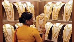 Today Gold Rate : बाईईई..हा काय प्रकार! दसऱ्याला सोनं खरेदीत 25 टक्क्यांनी झाली घट, मुंबईत आज 'इतक्या' रुपयांनी महागलं सोनं, कारण..