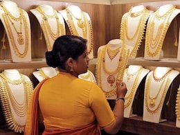 Today Gold Rate : बाईईई..हा काय प्रकार! दसऱ्याला सोनं खरेदीत 25 टक्क्यांनी झाली घट, मुंबईत आज 'इतक्या' रुपयांनी महागलं सोनं, कारण.. Today Gold Rate : बाईईई..हा काय प्रकार! दसऱ्याला सोनं खरेदीत 25 टक्क्यांनी झाली घट, मुंबईत आज 'इतक्या' रुपयांनी महागलं सोनं, कारण..