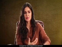 कैटरीना कैफ संग सेल्फी लेने के लिए क्रेजी हुए फैंस, किसी का गिरा फोन तो किसी को पड़ी डांट- देखें Video कैटरीना कैफ संग सेल्फी लेने के लिए क्रेजी हुए फैंस, किसी का गिरा फोन तो किसी को पड़ी डांट- देखें Video