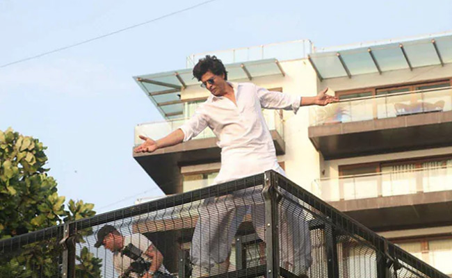 On Completing 27 'Awesome' Years In Bollywood, Shah Rukh Khan Thanks Fans In A Special Way