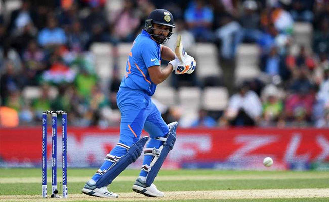 पाकिस्तान के खिलाफ रोहित शर्मा ने जड़ा अर्द्धशतक, तो बॉलीवुड एक्टर ने कर डाला धमाकेदार Tweet