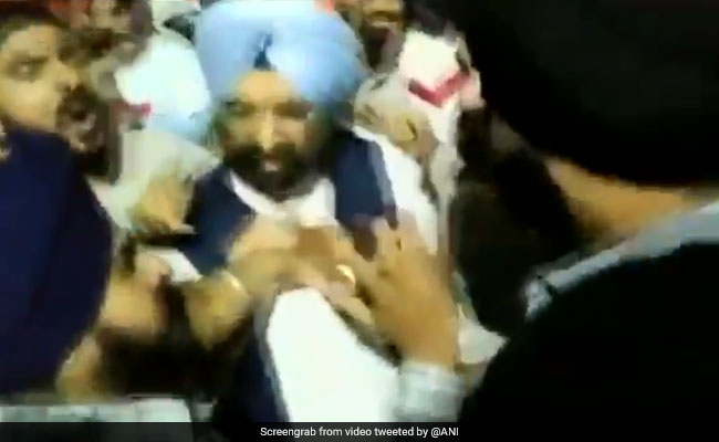 दिल्ली: मुखर्जी नगर में फिर हुआ हंगामा, अकाली दल के विधायक और पत्रकार से हाथापाई, देखें VIDEO