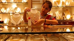 Gold Prices : सोन्याच्या किमतीत घसरण का होतेय? 10 मुद्दे तुम्हाला माहीत असायला हवेत!