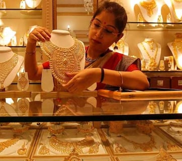 Gold Prices : सोन्याच्या किमतीत घसरण का होतेय? 10 मुद्दे तुम्हाला माहीत असायला हवेत!
