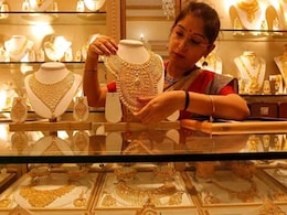 Gold Price: सोन्याच्या दरात जून महिन्यात मोठी घसरण, चेक करा सोन्याचे लेटेस्ट दर Gold Price: सोन्याच्या दरात जून महिन्यात मोठी घसरण, चेक करा सोन्याचे लेटेस्ट दर